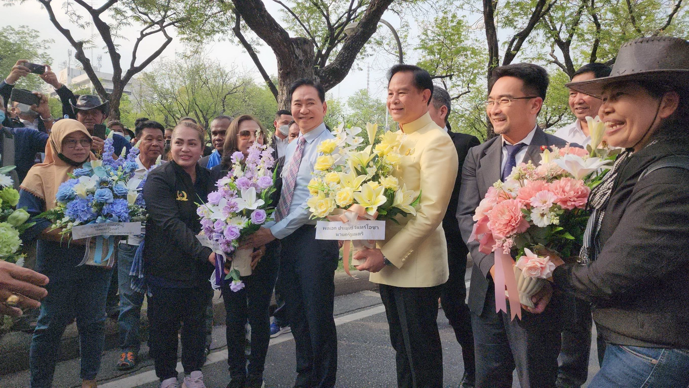 “พีระพันธุ์” เป็นตัวแทนนายกฯ รับกระเช้าดอกไม้ขอบคุณจากเครือข่ายสหพันธ์เกษตรกรแห่งประเทศไทย